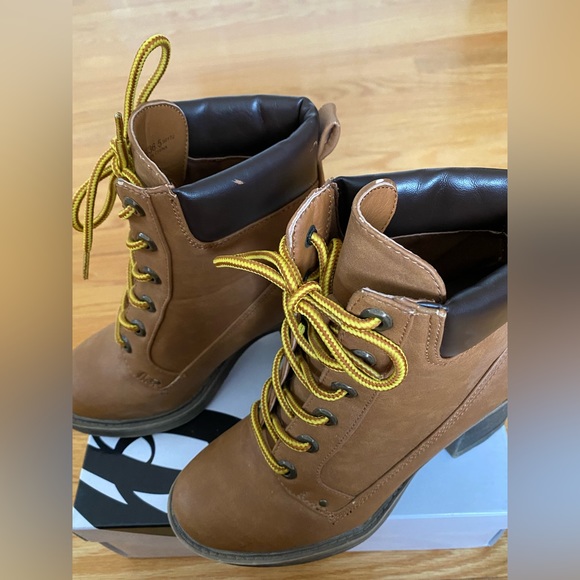 Dirty Laundry Lace Up Boots! 👢✨ - Picture 2 of 5